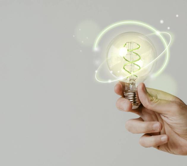 energie-verte-avec-la-main-tenant-un-fond-d-ampoule-environnementale (1)